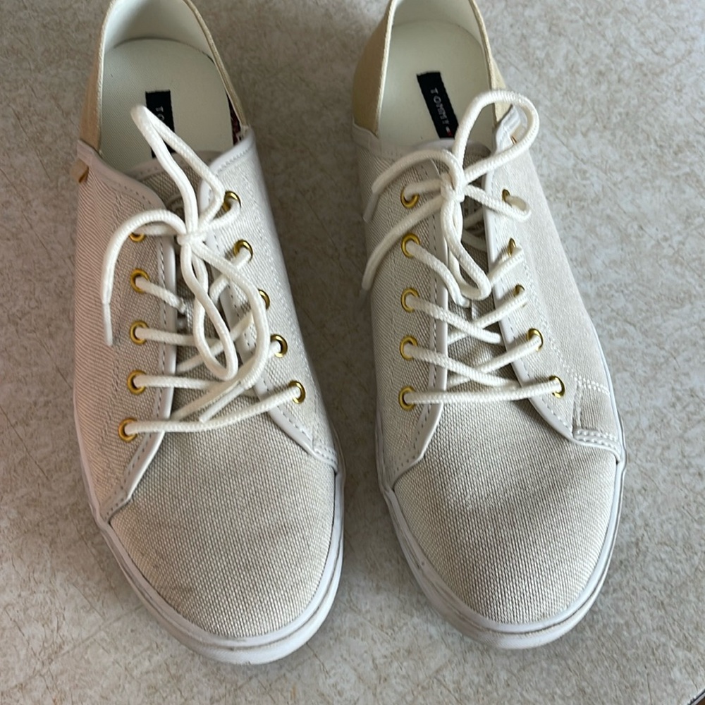 Flat summer tennis shoes